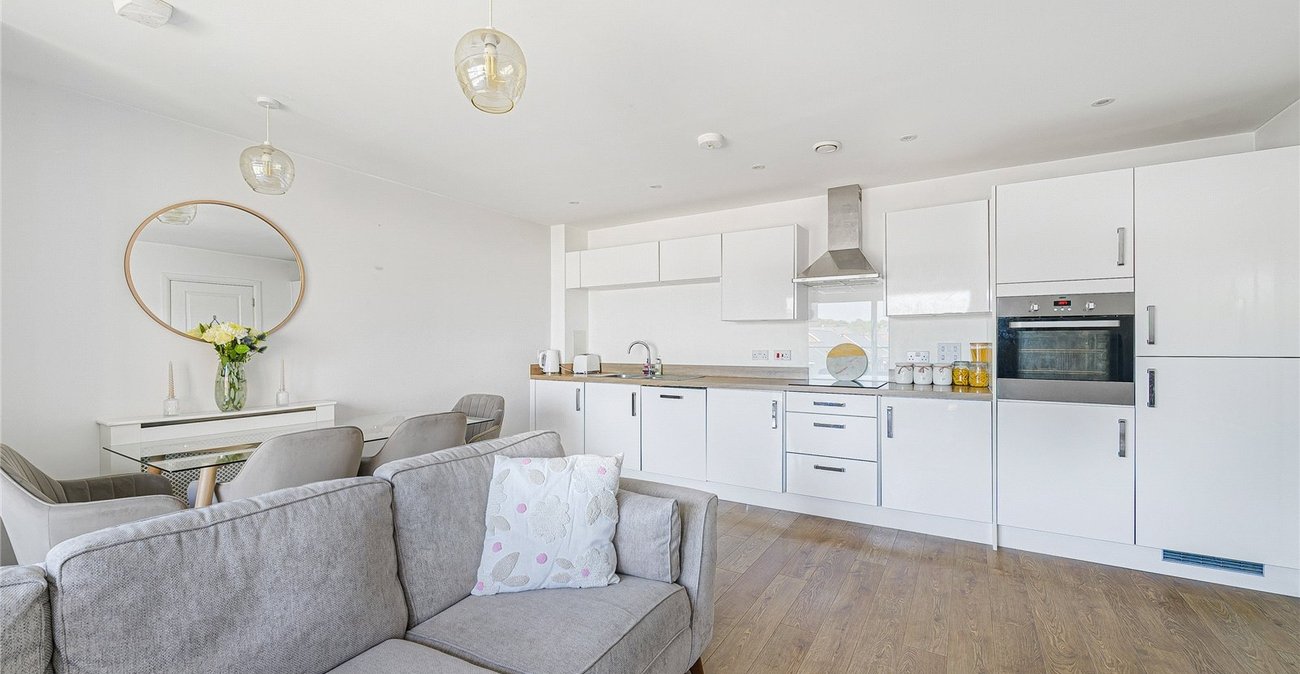 2 bedroom property for sale in Greenhithe | Robinson Jackson