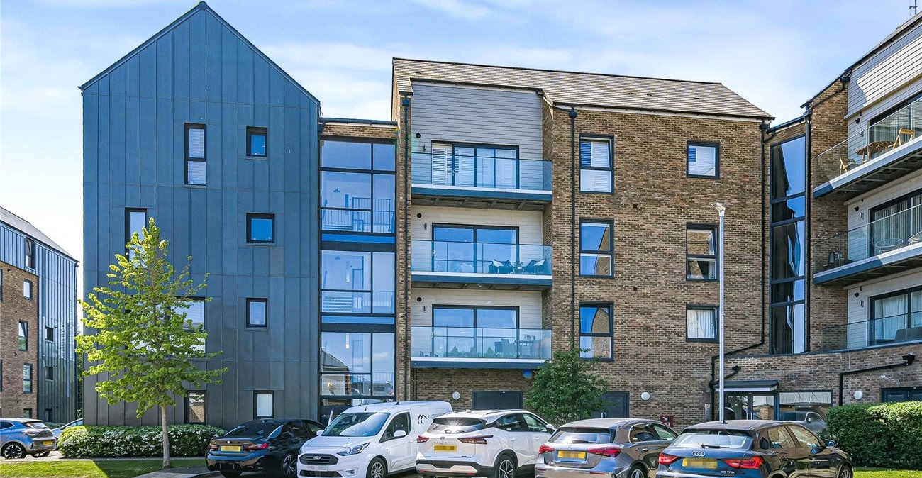 2 bedroom property for sale in Greenhithe | Robinson Jackson
