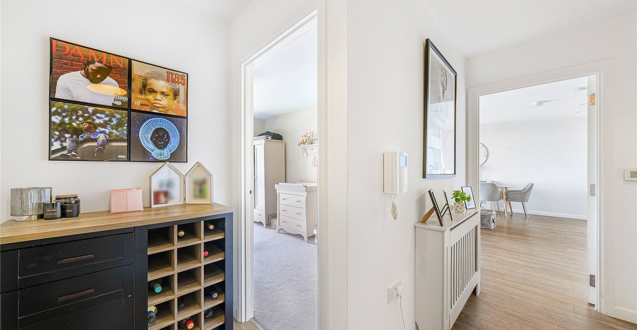 2 bedroom property for sale in Greenhithe | Robinson Jackson