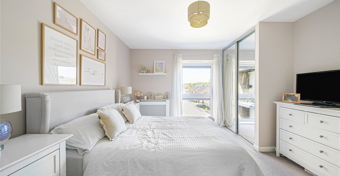 2 bedroom property for sale in Greenhithe | Robinson Jackson