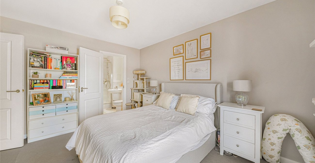 2 bedroom property for sale in Greenhithe | Robinson Jackson