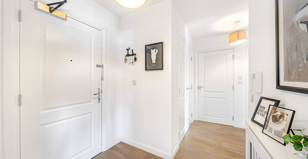 2 bedroom property for sale in Greenhithe | Robinson Jackson