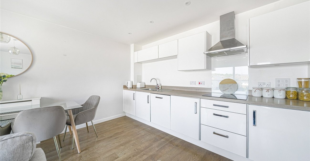 2 bedroom property for sale in Greenhithe | Robinson Jackson