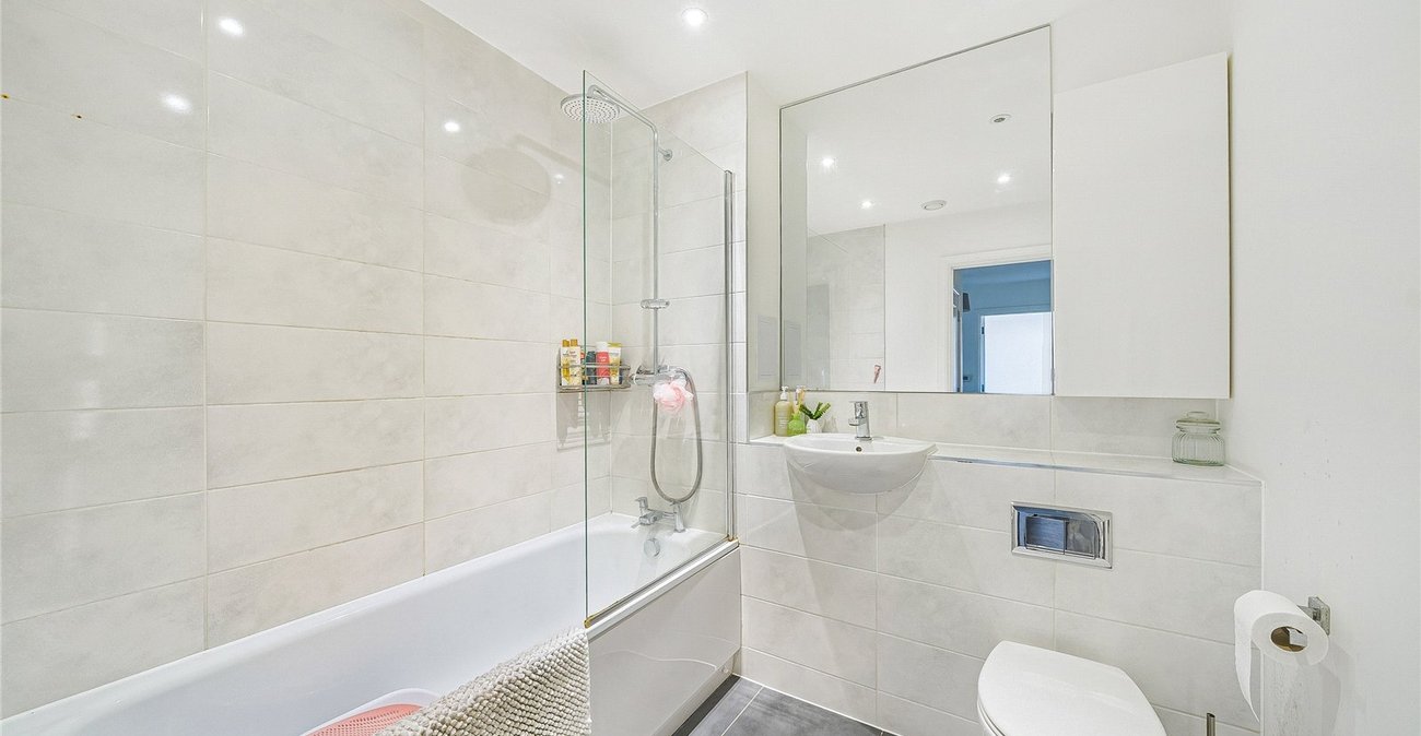2 bedroom property for sale in Greenhithe | Robinson Jackson