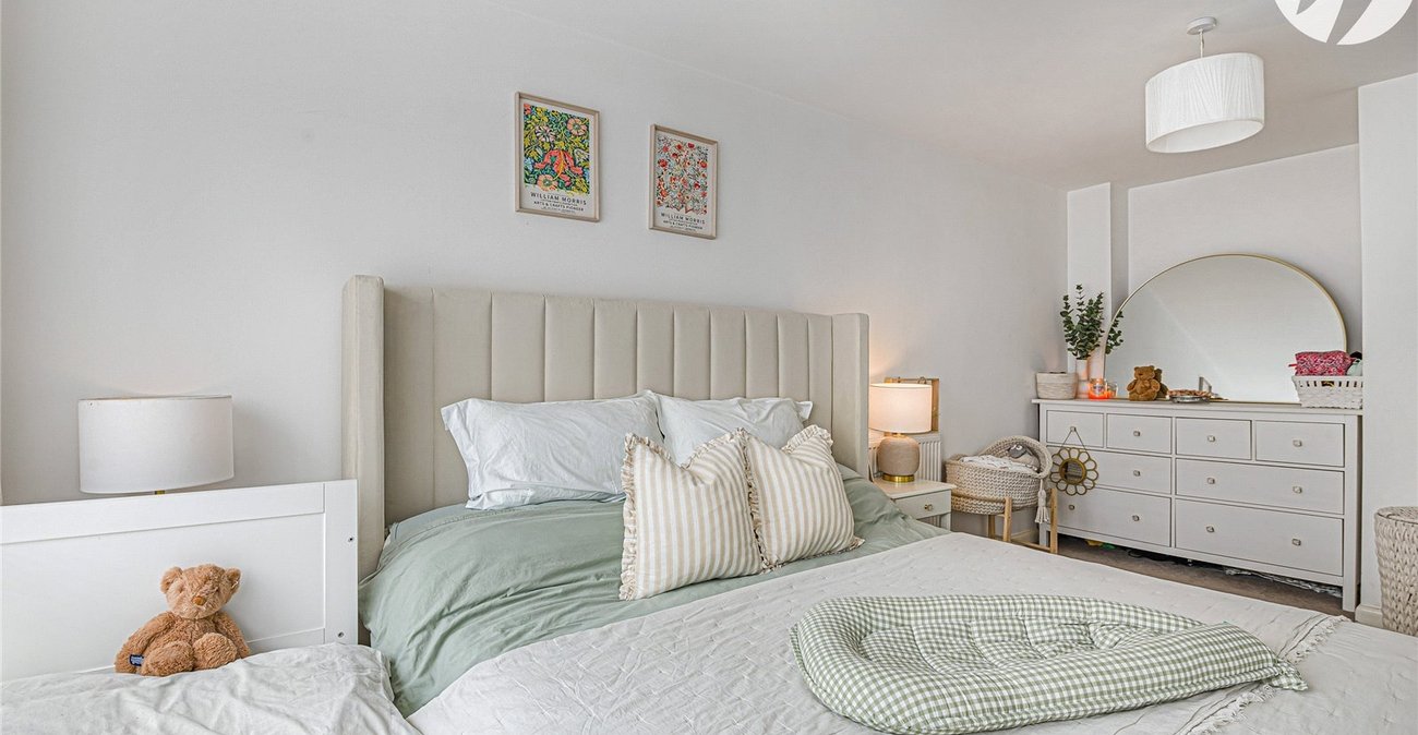 2 bedroom property for sale in Greenhithe | Robinson Jackson