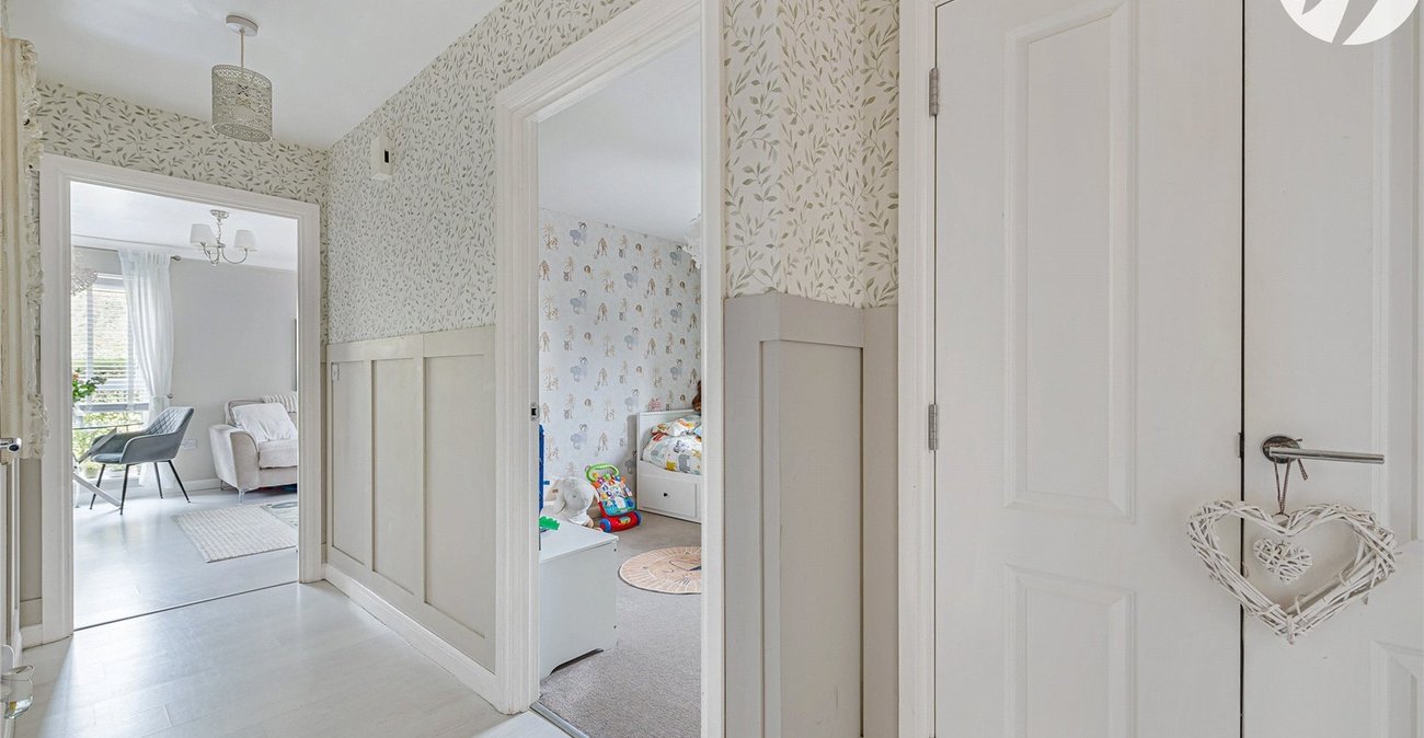 2 bedroom property for sale in Greenhithe | Robinson Jackson