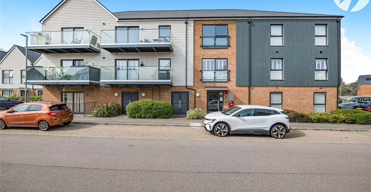 2 bedroom property for sale in Greenhithe | Robinson Jackson