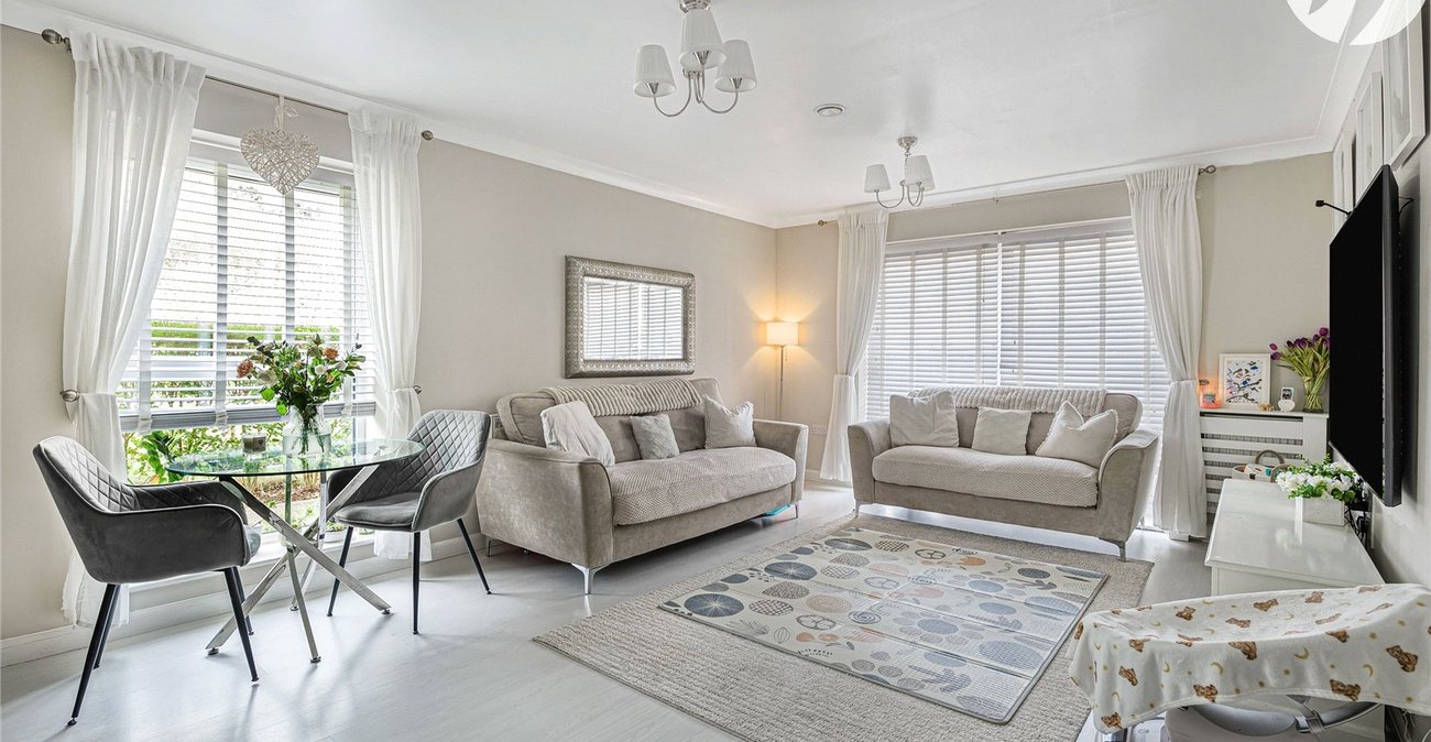 2 bedroom property for sale in Greenhithe | Robinson Jackson