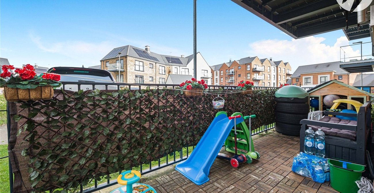 2 bedroom property for sale in Greenhithe | Robinson Jackson