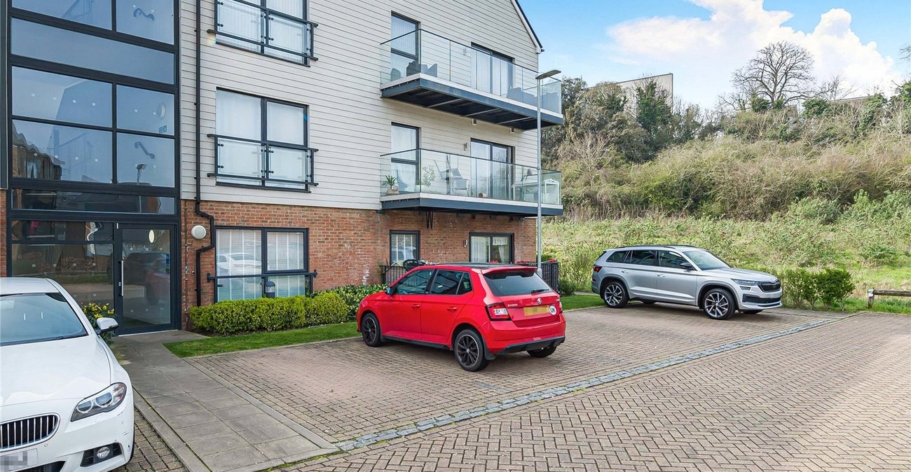 2 bedroom property for sale in Greenhithe | Robinson Jackson