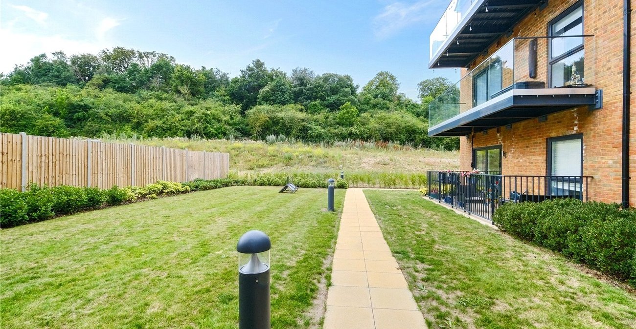 2 bedroom property for sale in Greenhithe | Robinson Jackson