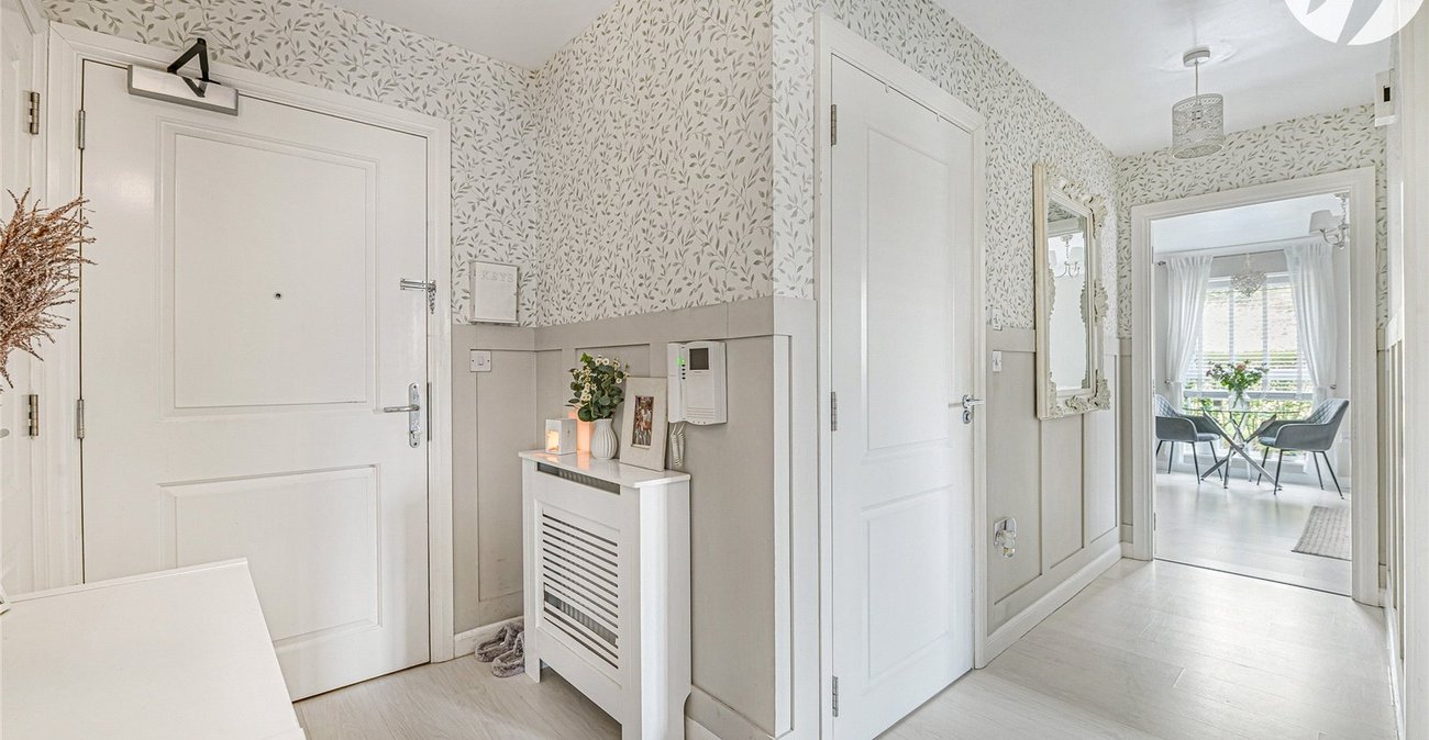 2 bedroom property for sale in Greenhithe | Robinson Jackson