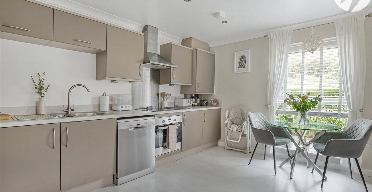 2 bedroom property for sale in Greenhithe | Robinson Jackson