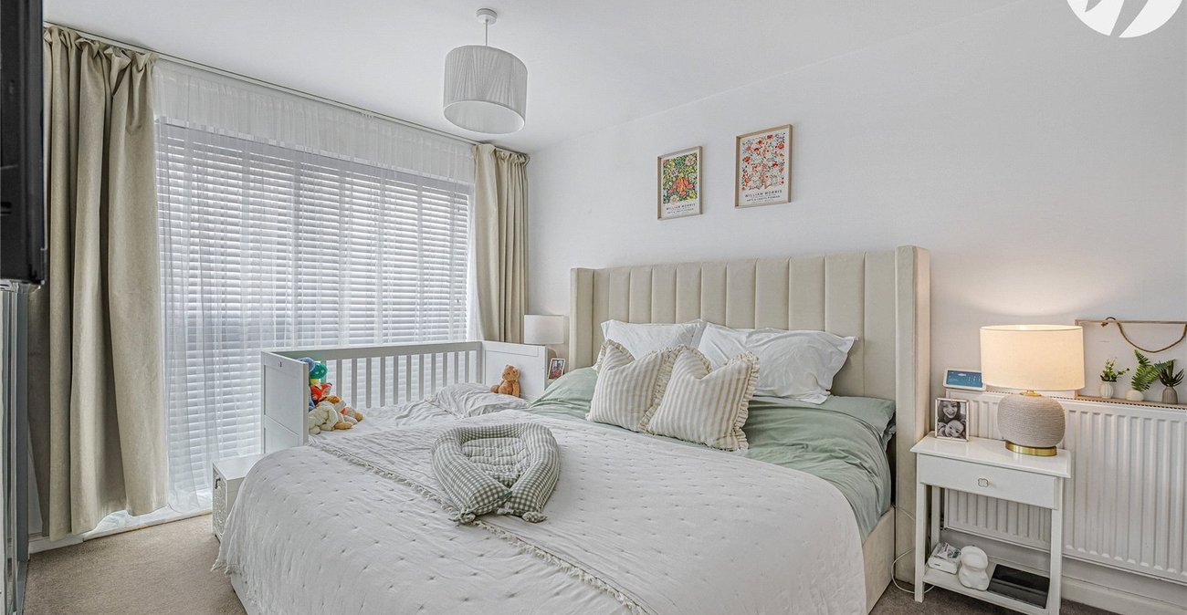 2 bedroom property for sale in Greenhithe | Robinson Jackson