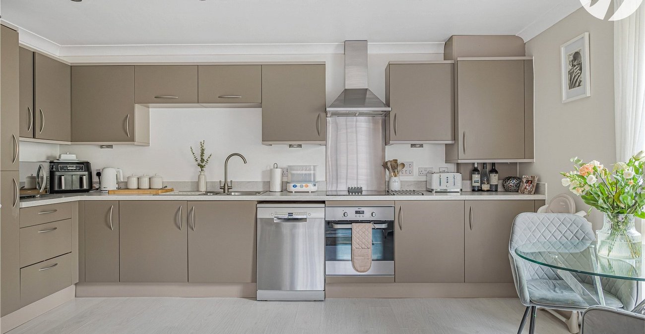 2 bedroom property for sale in Greenhithe | Robinson Jackson