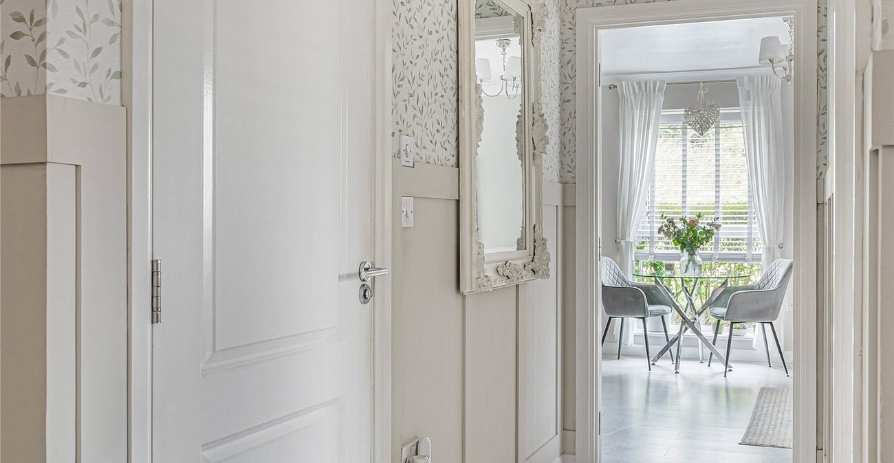 2 bedroom property for sale in Greenhithe | Robinson Jackson