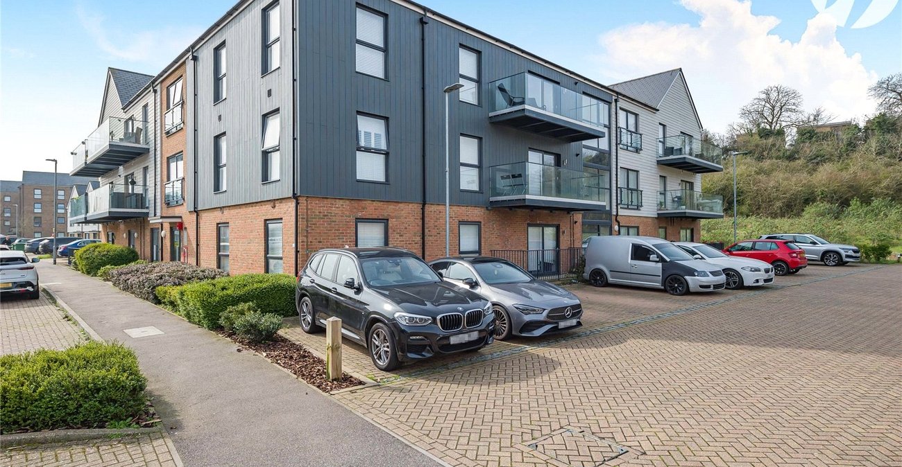 2 bedroom property for sale in Greenhithe | Robinson Jackson