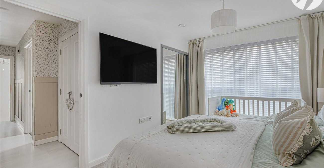 2 bedroom property for sale in Greenhithe | Robinson Jackson