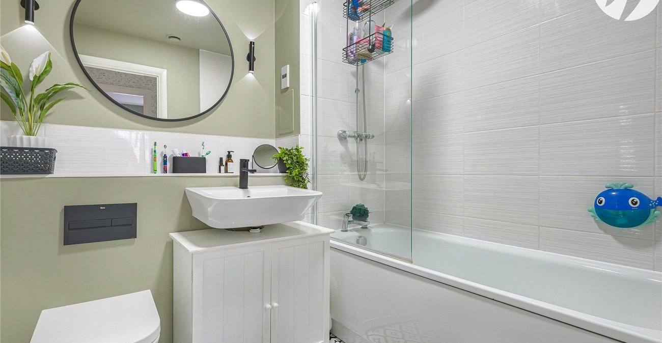 2 bedroom property for sale in Greenhithe | Robinson Jackson