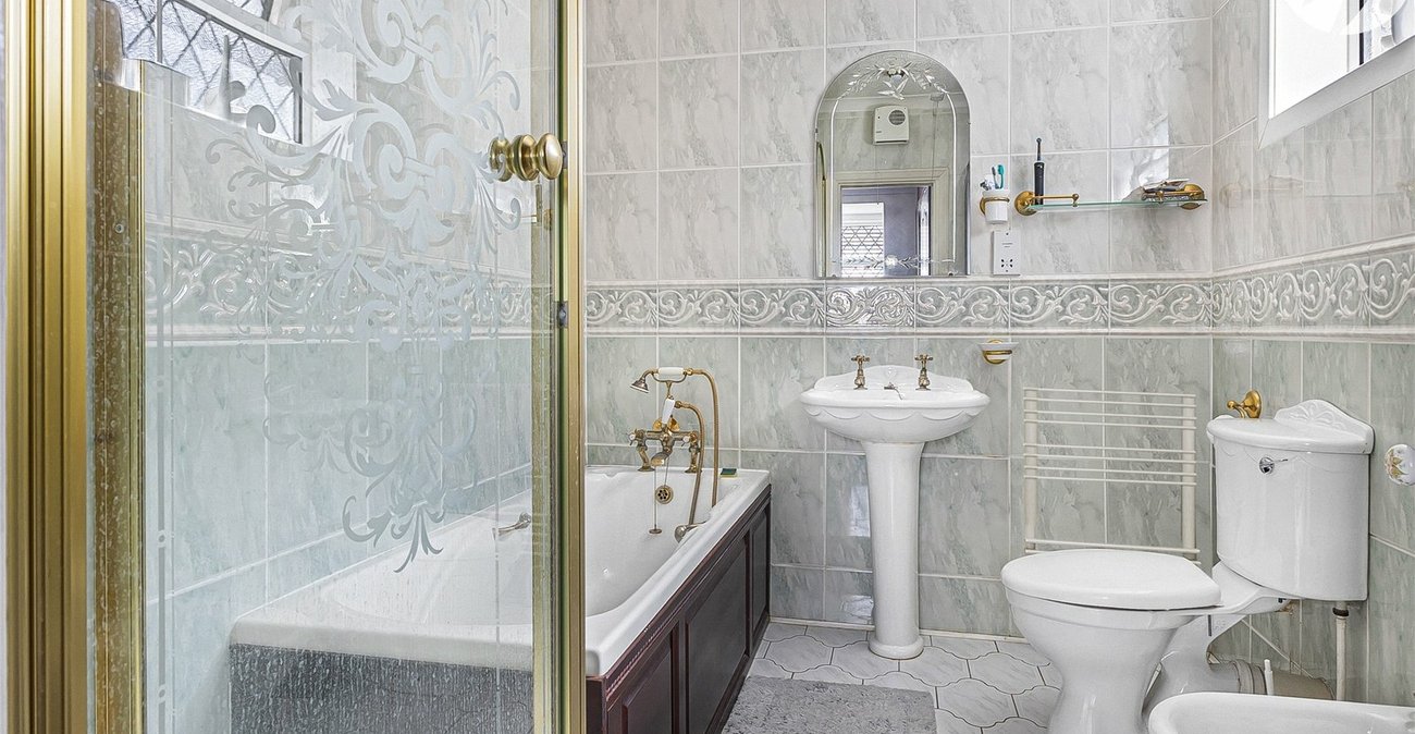 1 bedroom bungalow for sale in West Dartford | Robinson Jackson