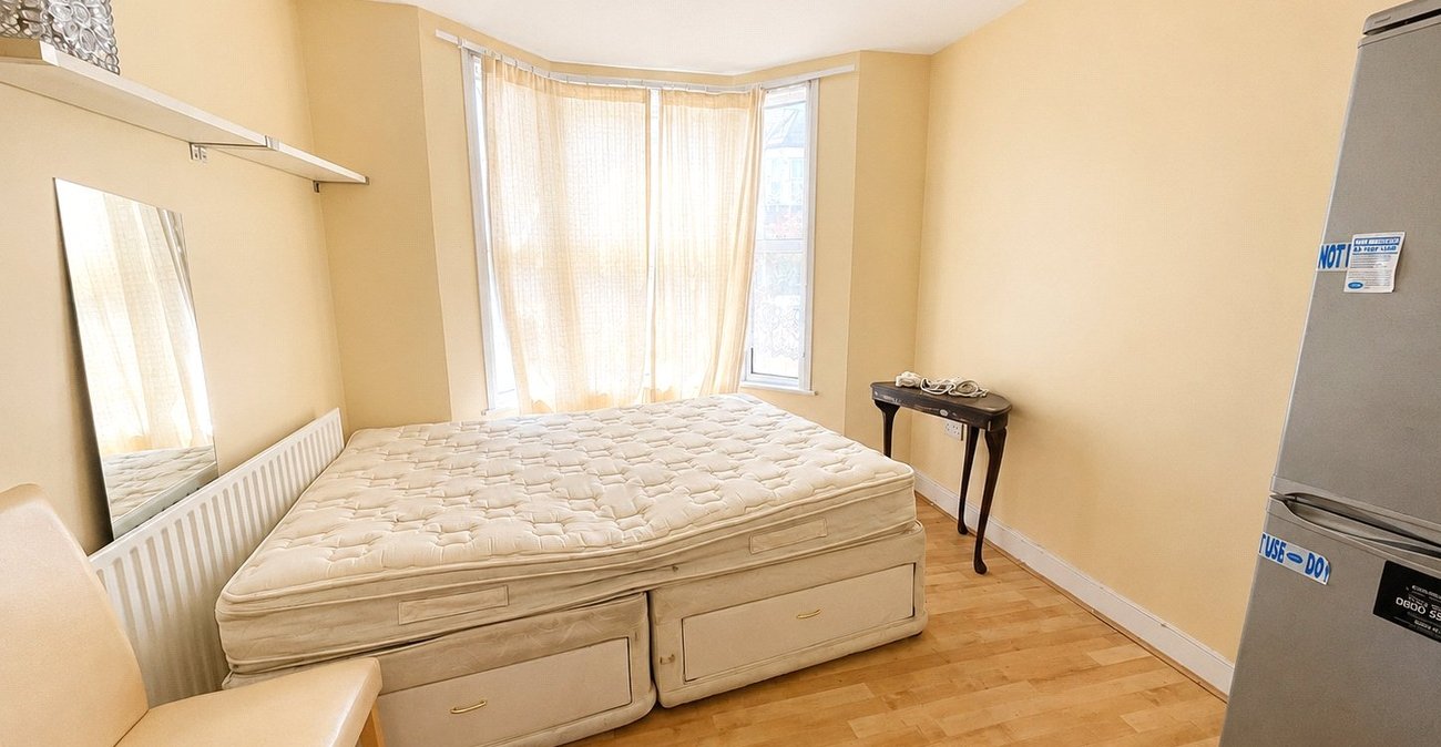 2 bedroom house for sale in London | Robinson Jackson