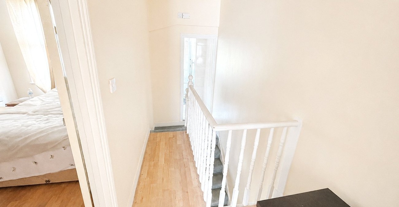 2 bedroom house for sale in London | Robinson Jackson