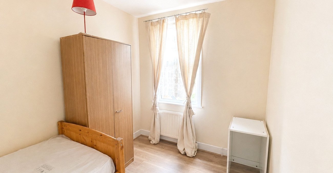 2 bedroom house for sale in London | Robinson Jackson