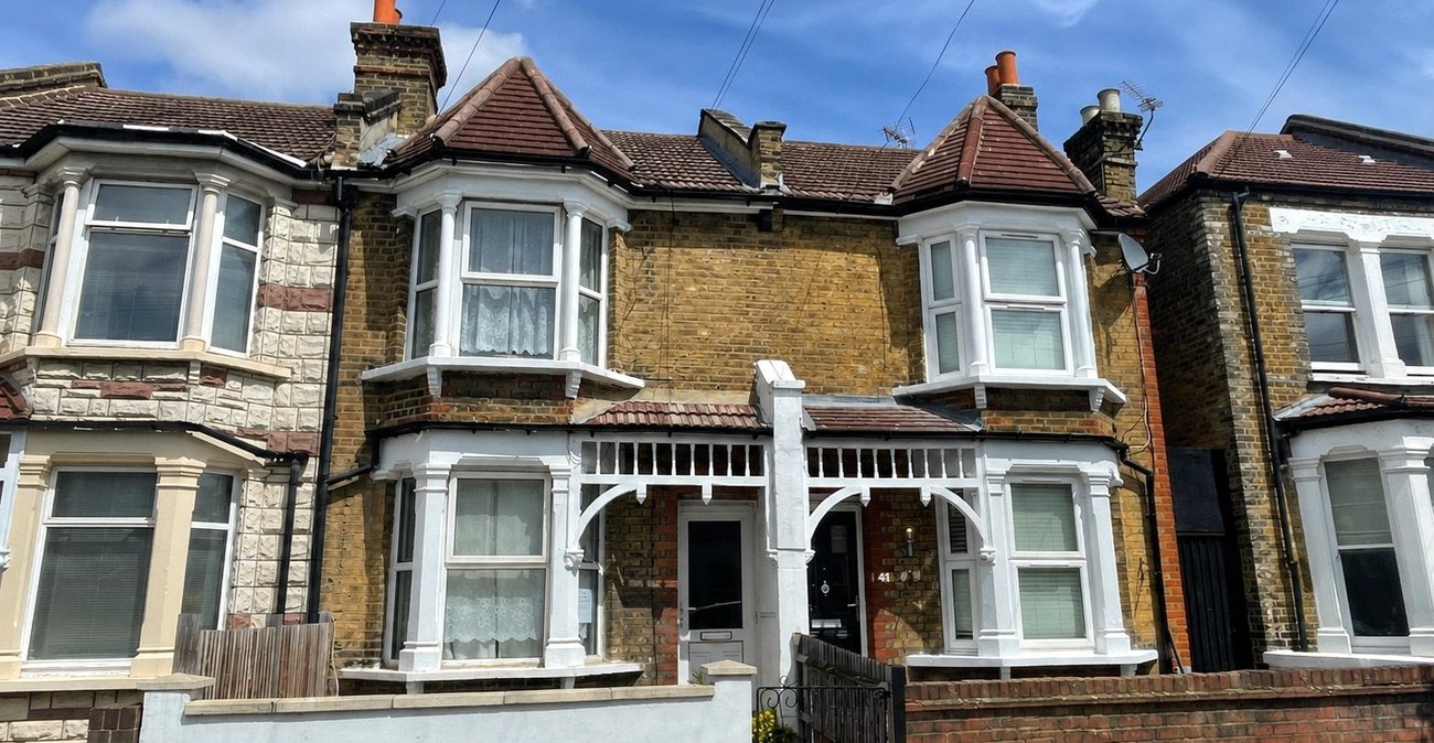 2 bedroom house for sale in London | Robinson Jackson