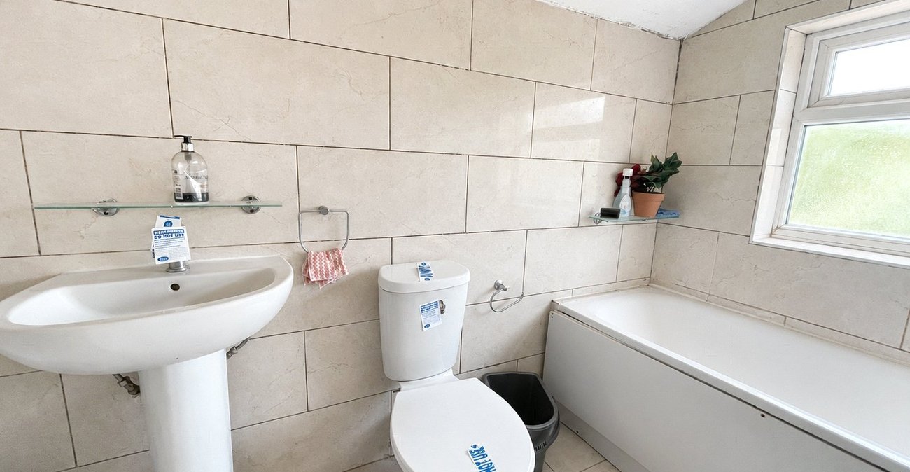 2 bedroom house for sale in London | Robinson Jackson