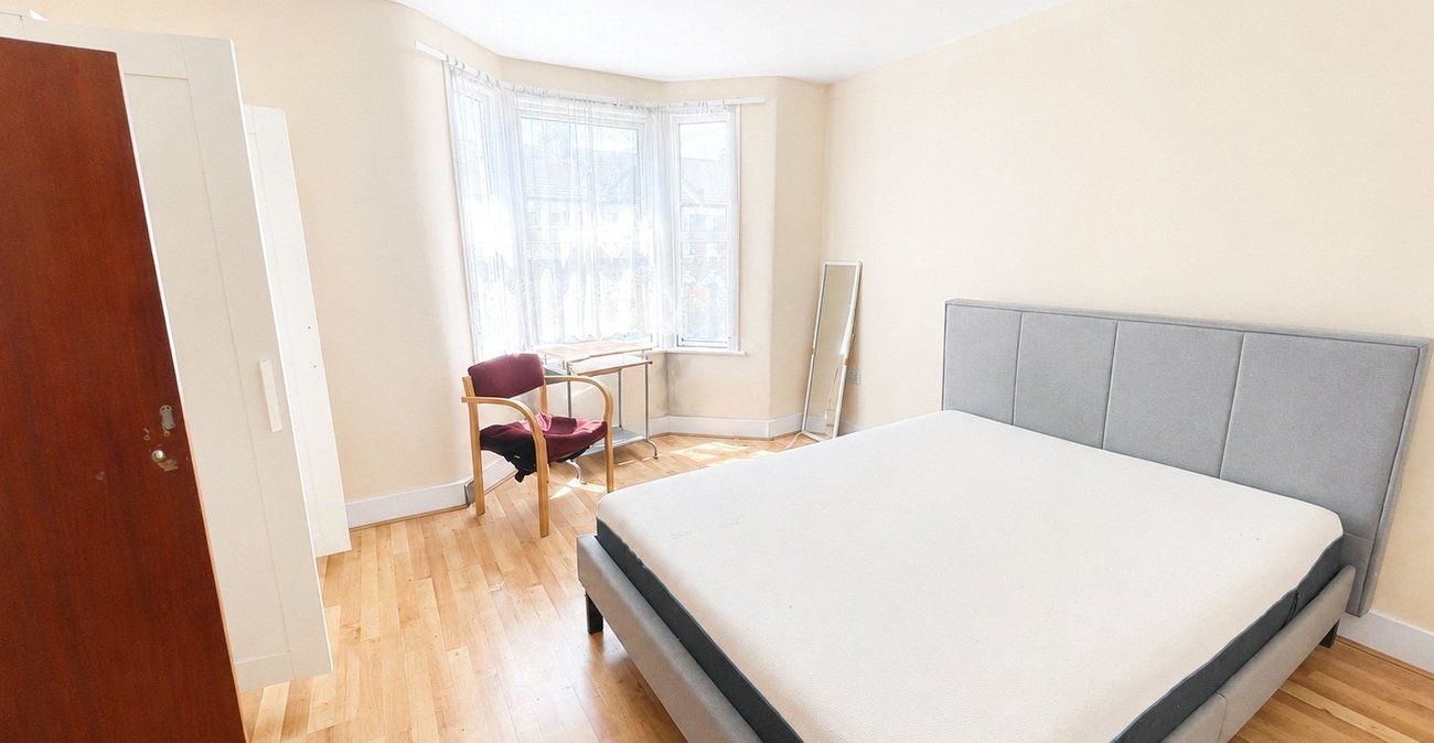 2 bedroom house for sale in London | Robinson Jackson