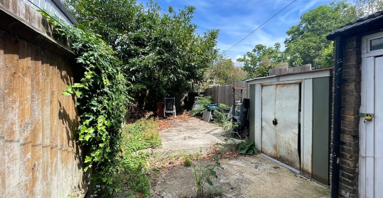 2 bedroom house for sale in London | Robinson Jackson