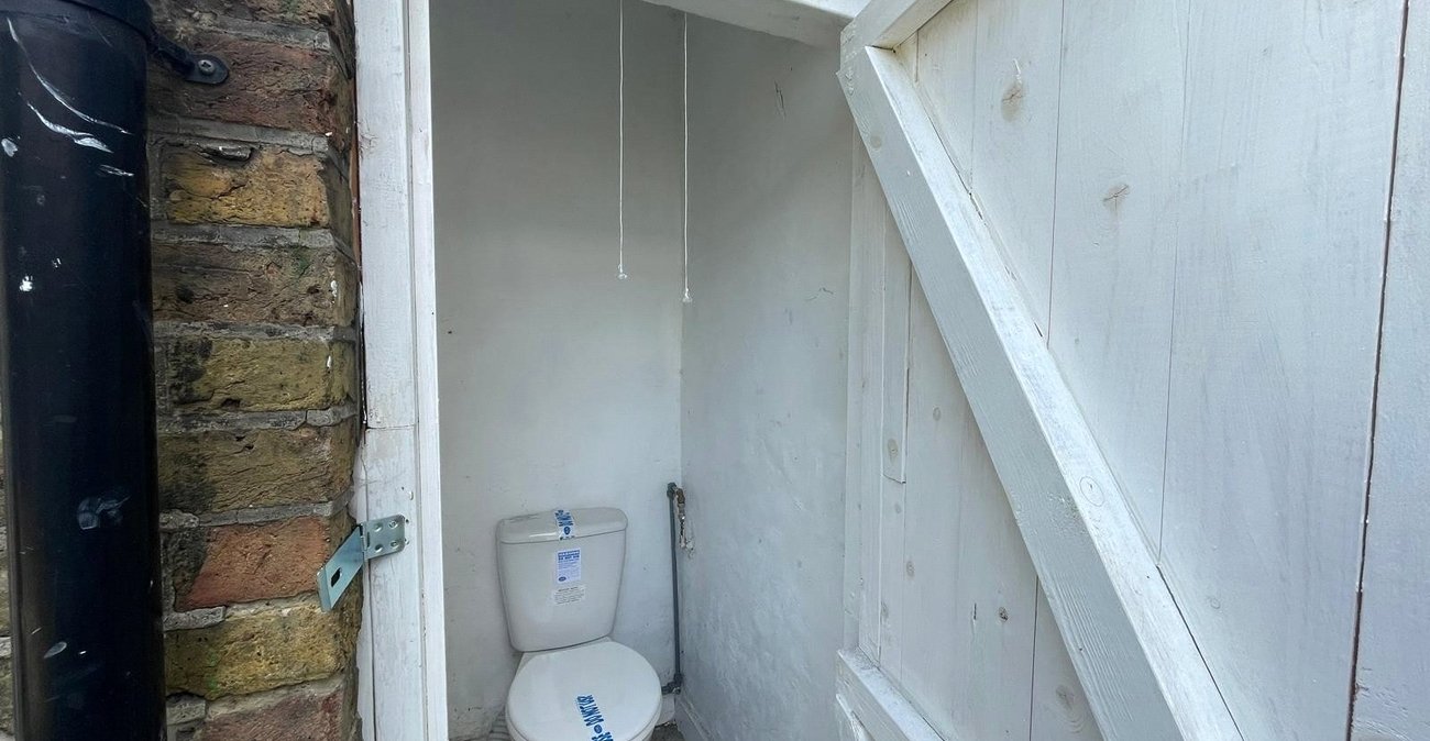 2 bedroom house for sale in London | Robinson Jackson