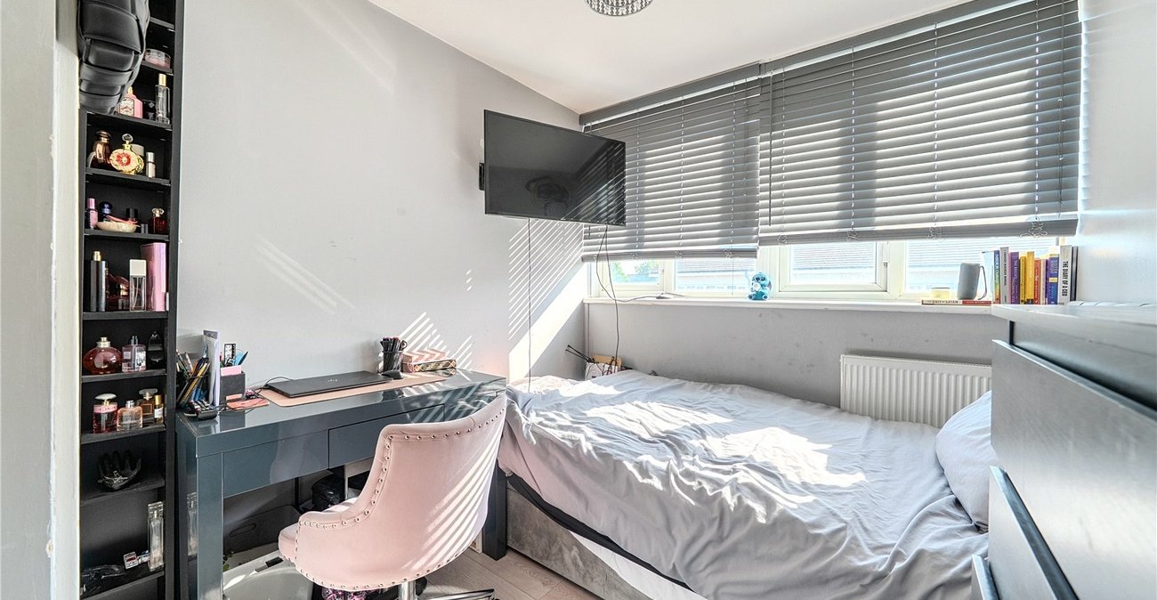 3 bedroom property for sale in London | Robinson Jackson