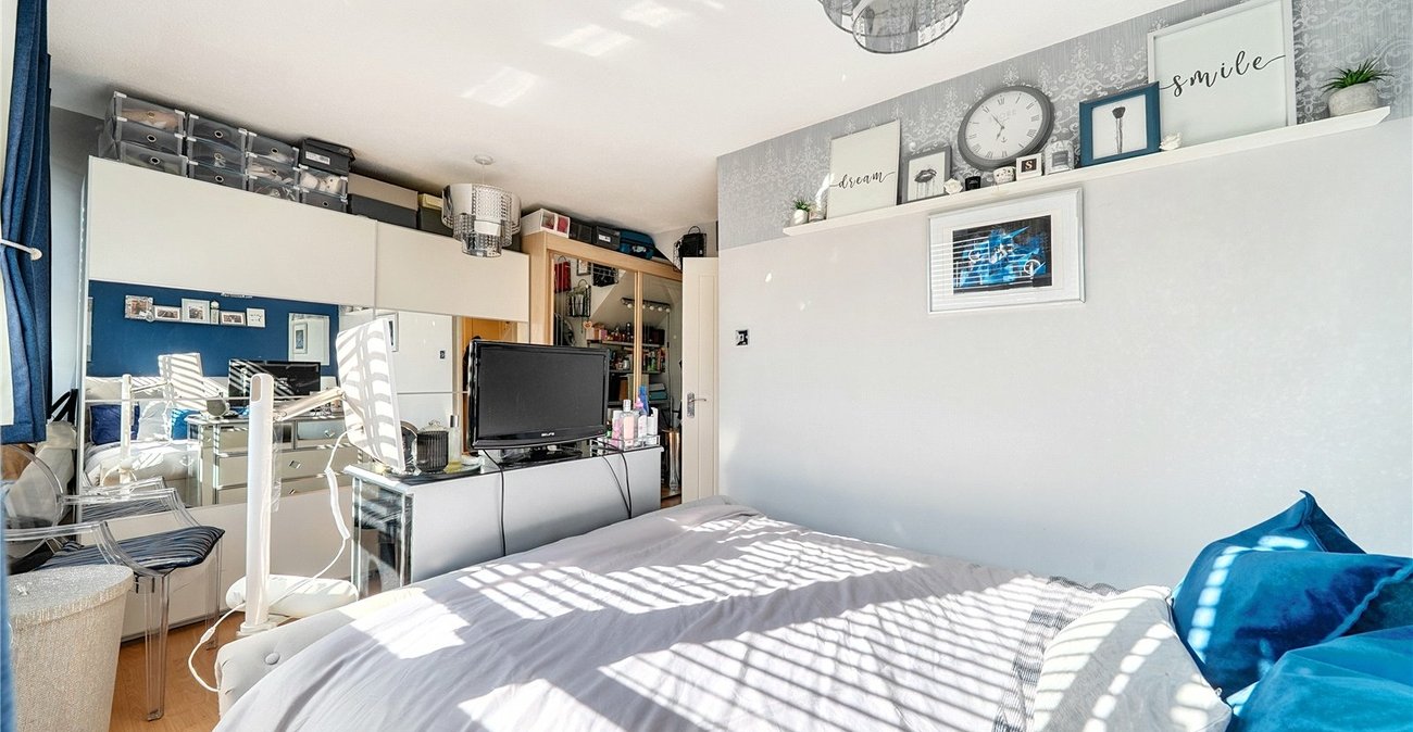 3 bedroom property for sale in London | Robinson Jackson