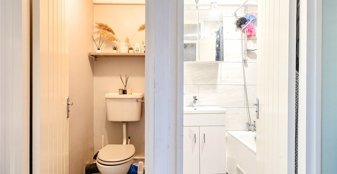 3 bedroom property for sale in London | Robinson Jackson