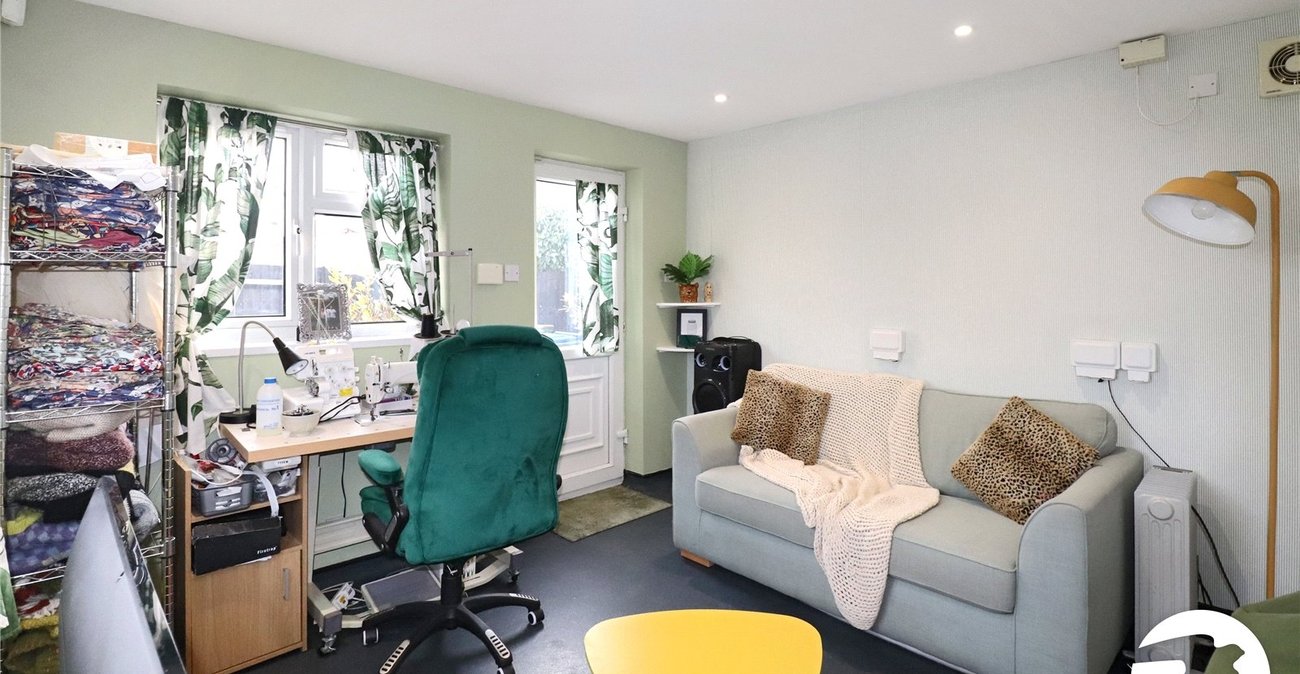 3 bedroom bungalow for sale in Bexleyheath | Robinson Jackson