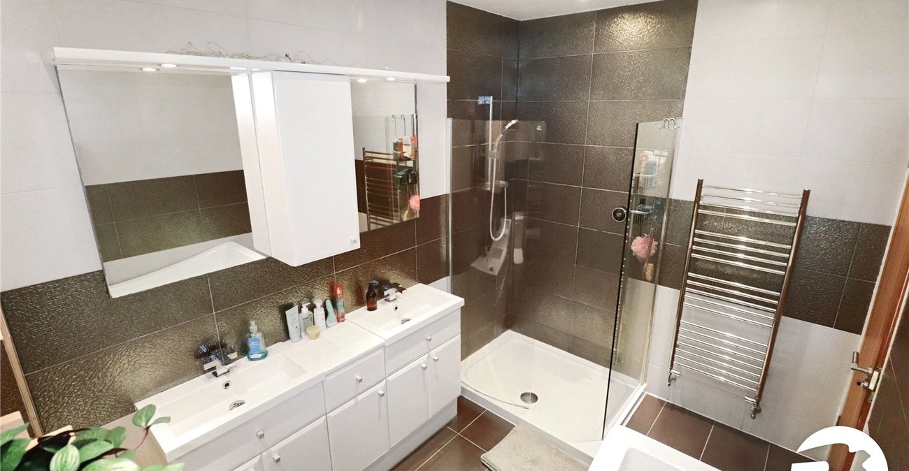 3 bedroom bungalow for sale in Bexleyheath | Robinson Jackson