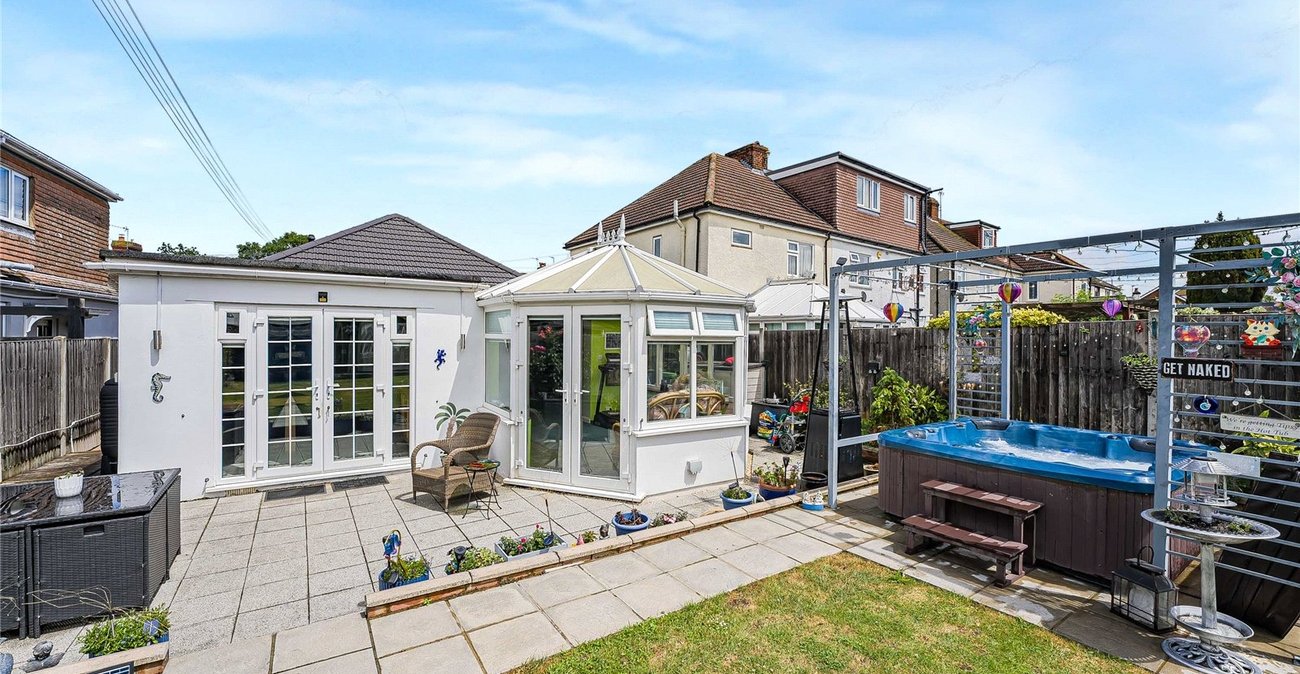 2 bedroom property for sale in Greenhithe | Robinson Jackson