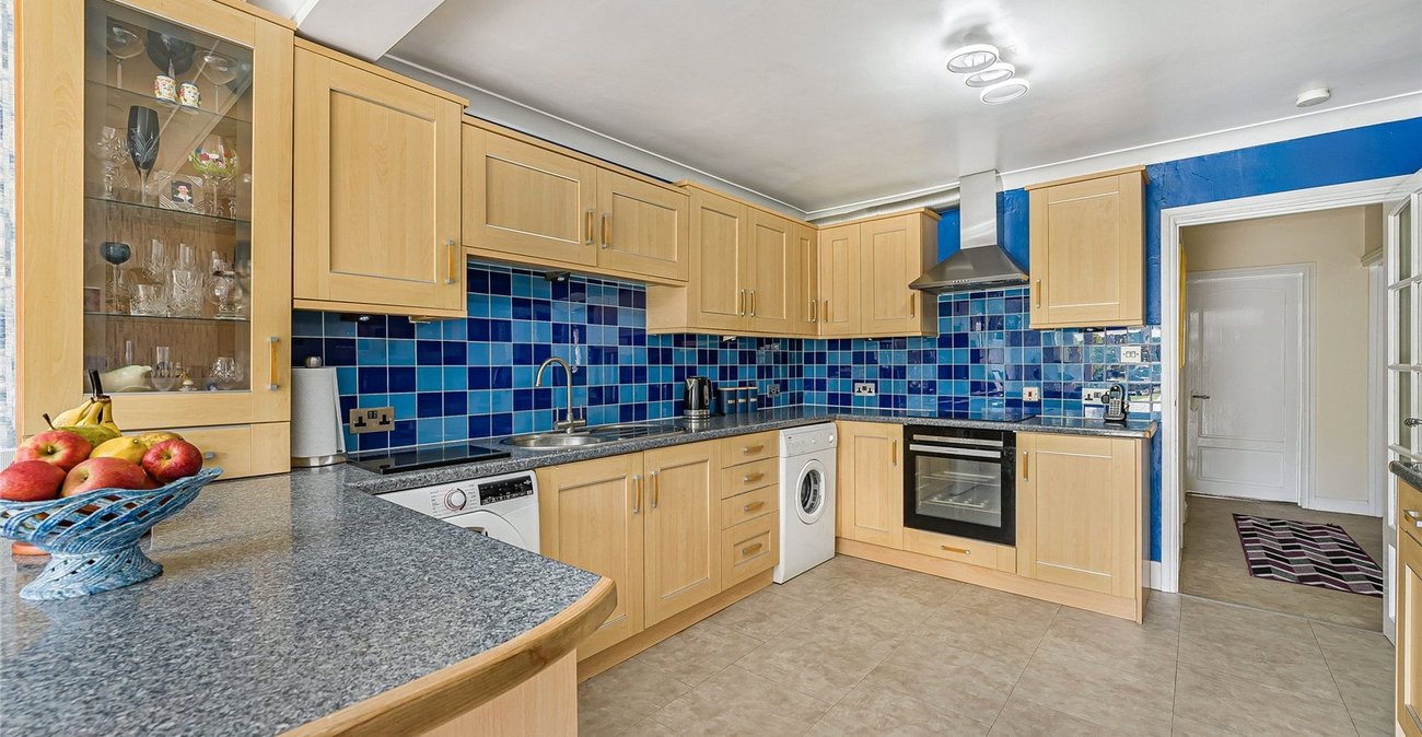 2 bedroom property for sale in Greenhithe | Robinson Jackson
