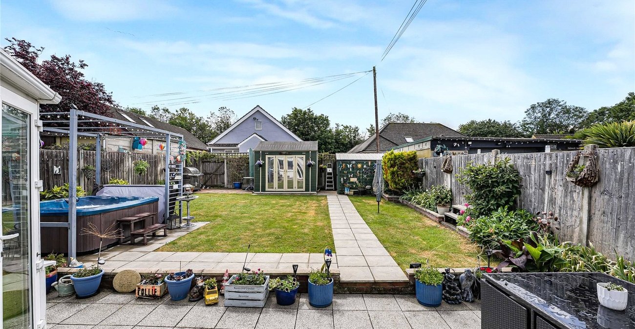 2 bedroom property for sale in Greenhithe | Robinson Jackson