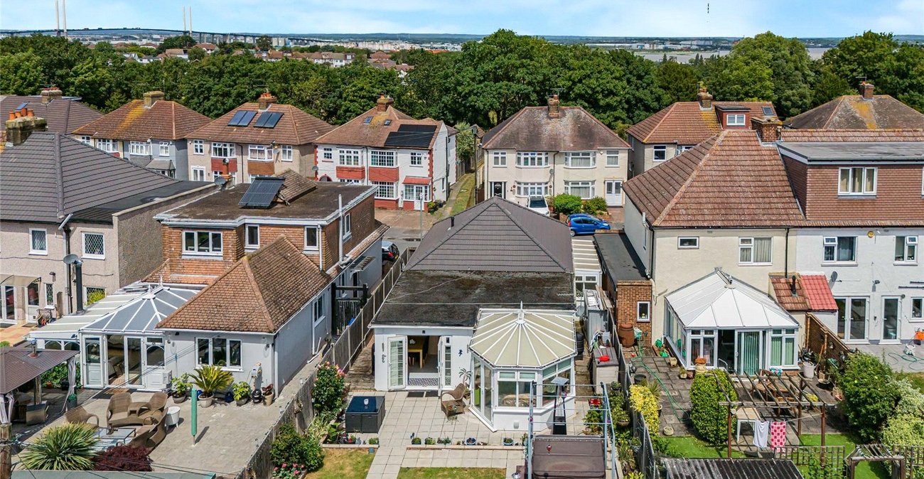 2 bedroom property for sale in Greenhithe | Robinson Jackson