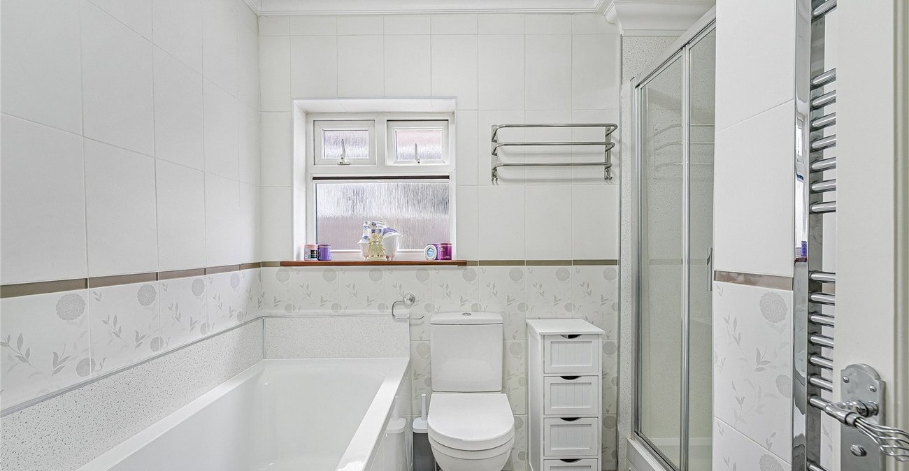 2 bedroom property for sale in Greenhithe | Robinson Jackson
