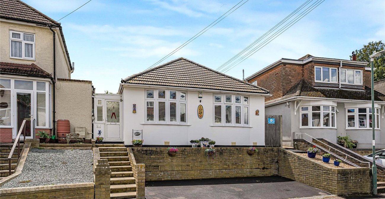2 bedroom property for sale in Greenhithe | Robinson Jackson