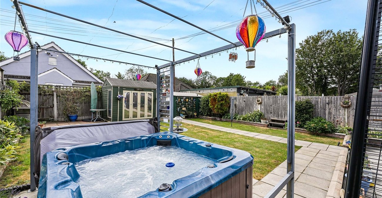 2 bedroom property for sale in Greenhithe | Robinson Jackson