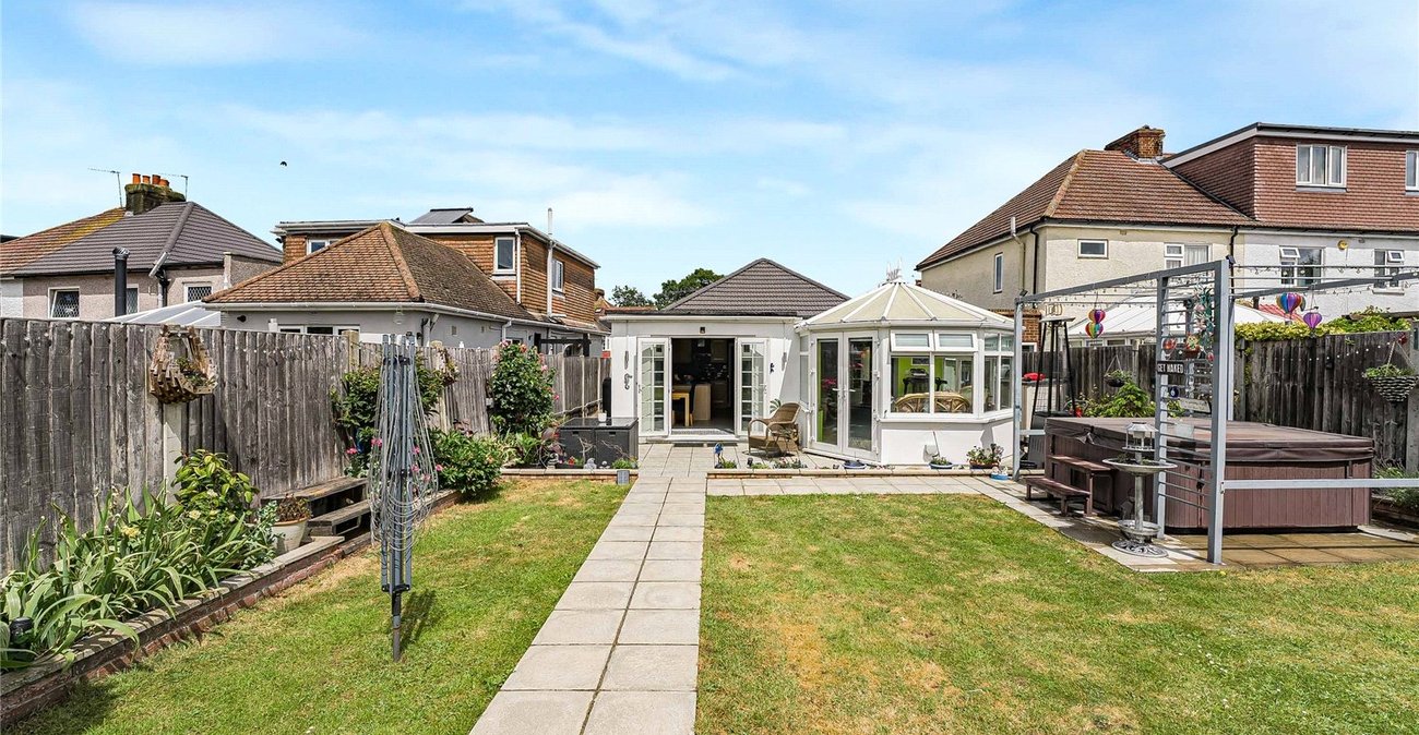 2 bedroom property for sale in Greenhithe | Robinson Jackson