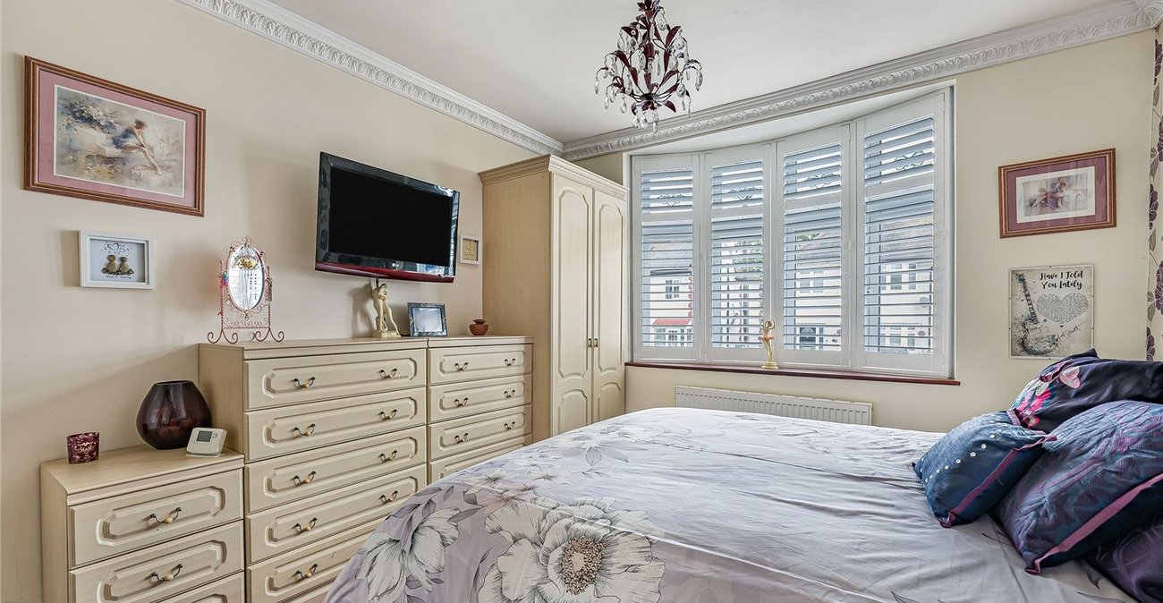 2 bedroom property for sale in Greenhithe | Robinson Jackson