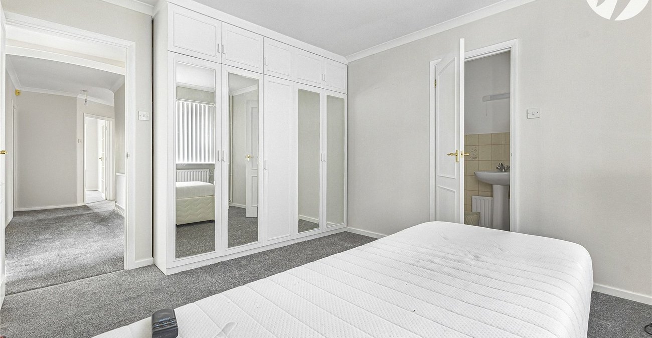 3 bedroom bungalow for sale in Greenhithe | Robinson Jackson