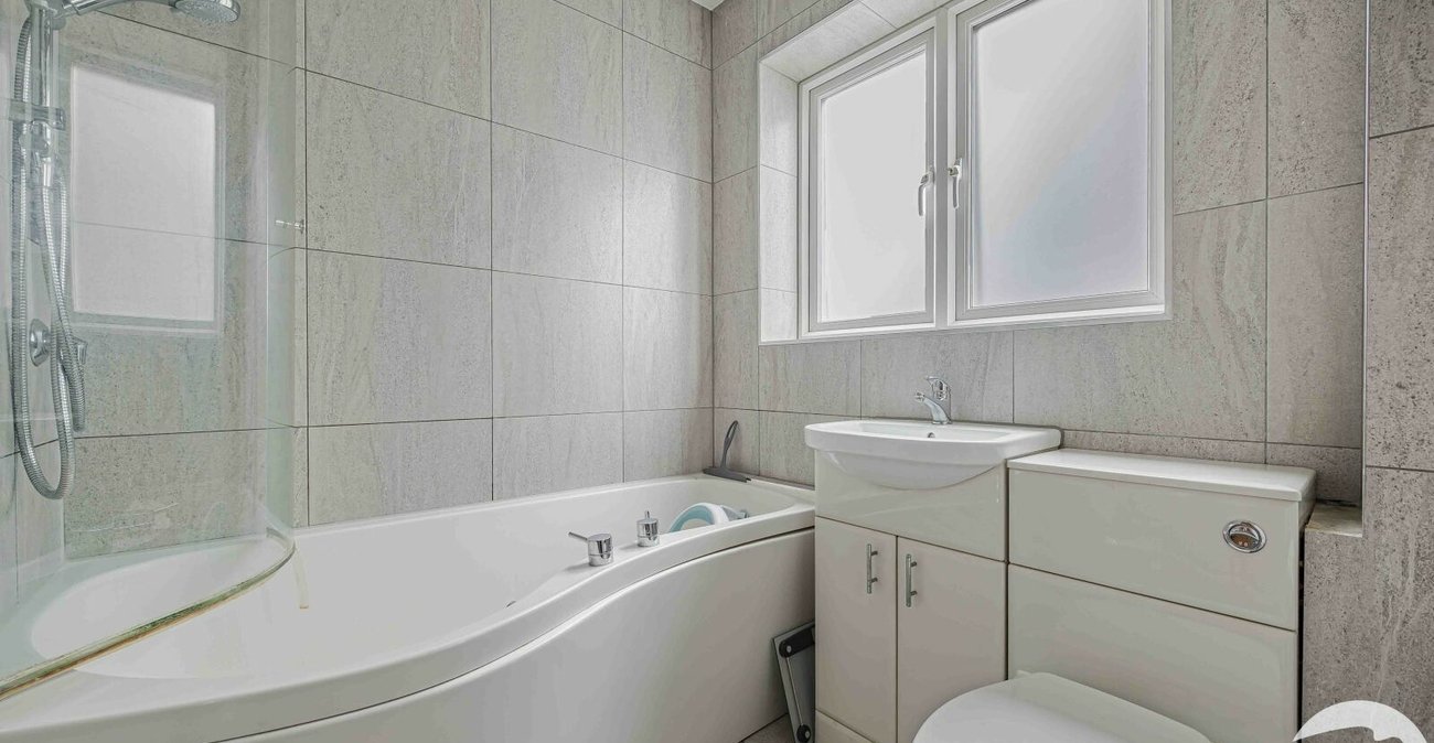 2 bedroom property for sale in London | Robinson Jackson