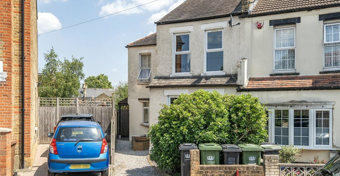 2 bedroom house for sale in London | Robinson Jackson