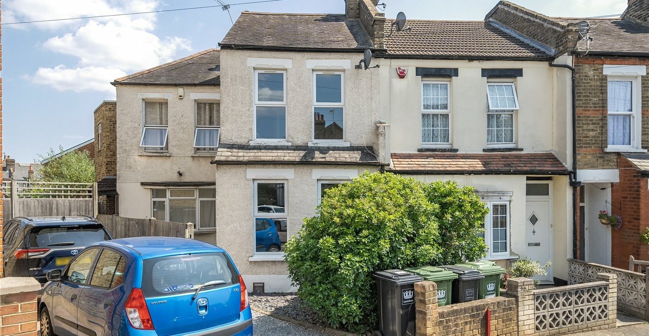 2 bedroom house for sale in London | Robinson Jackson